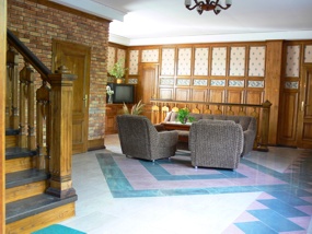 „Sokoli Dwór” - Pensjonat nad Zalewem Sulejowskim - hall